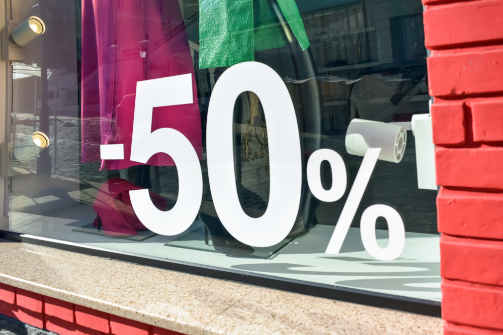 В Уральске проверяют фасады торговых точек на наличие неоплаченной рекламы