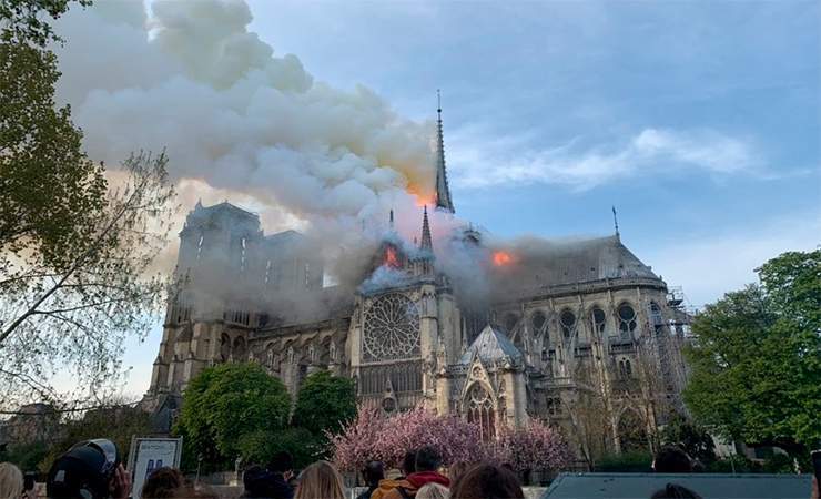 В столице Франции горит собор Парижской Богоматери