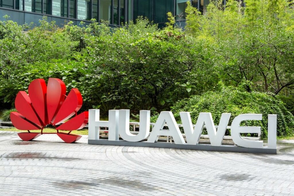 Huawei обогнала Apple по продажам смартфонов