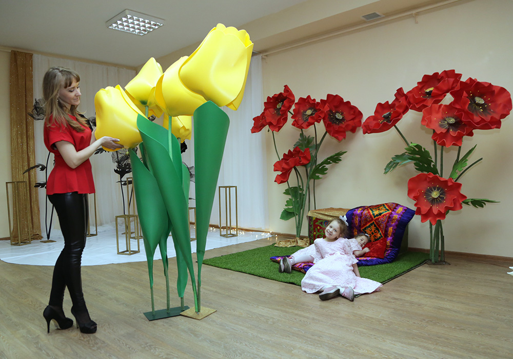 Как карагандинка научилась зарабатывать на гигантских полимерных цветах