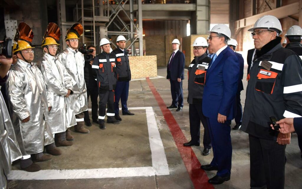На Актюбинском заводе ферросплавов главе государства презентовали проект «Народный контроль»