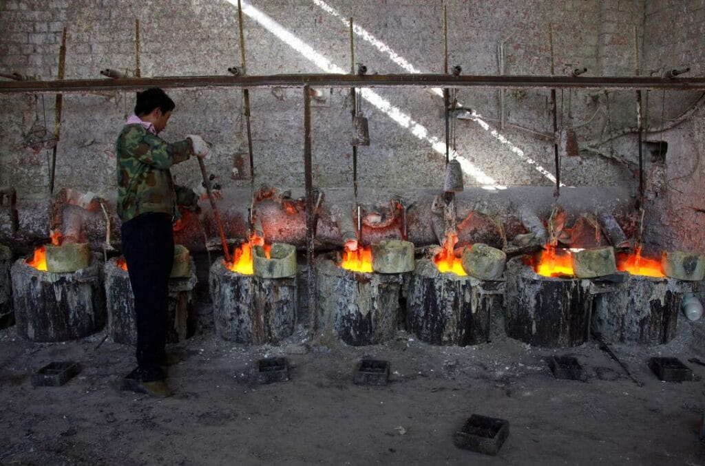 Плавильные котлы с лантаном в Китае. Фото: Reuters