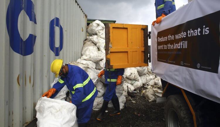 На Эвересте нашли четыре трупа и кучи мусора