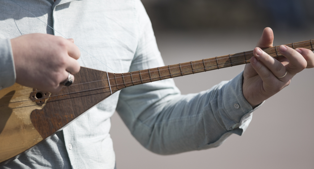 Как в Восточном Казахстане заработать уроками игры на домбре