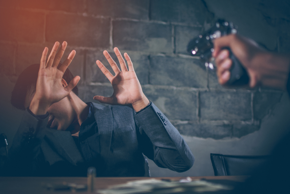 Преступники вымогали у бизнесмена из Нур-Султана деньги, участок и авто