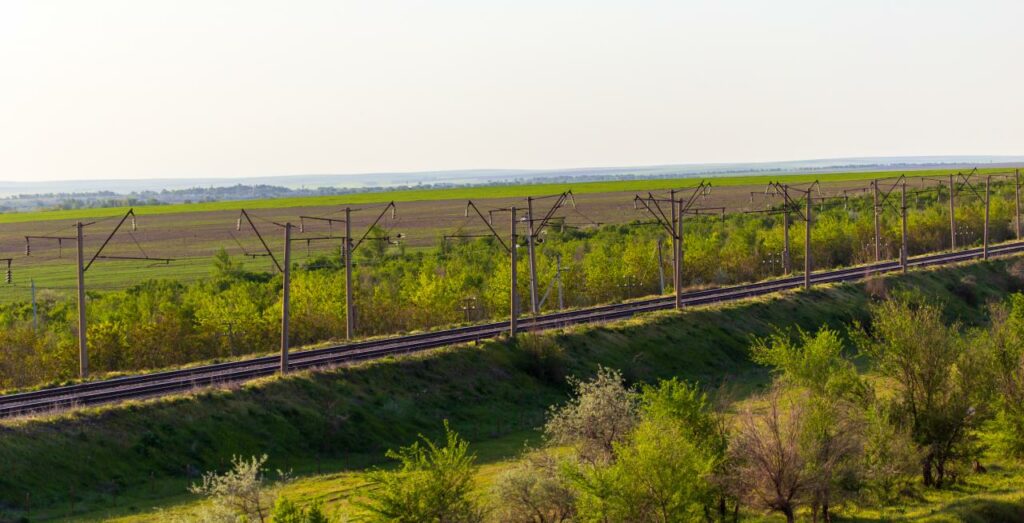 Десять пассажирских поездов будут направляться в обход южного региона