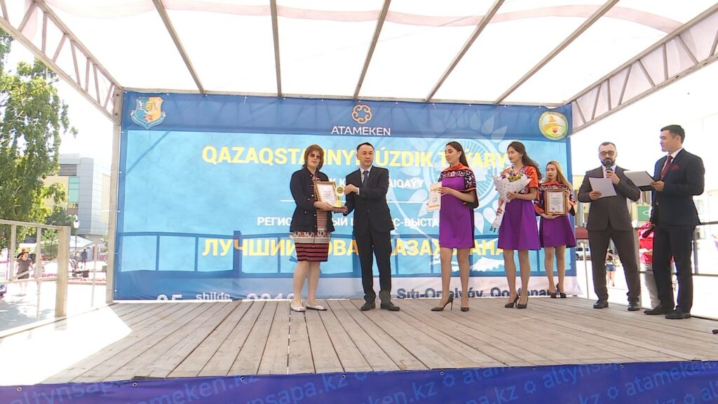 Казахстанка продает за рубеж свадебные платья с национальным колоритом