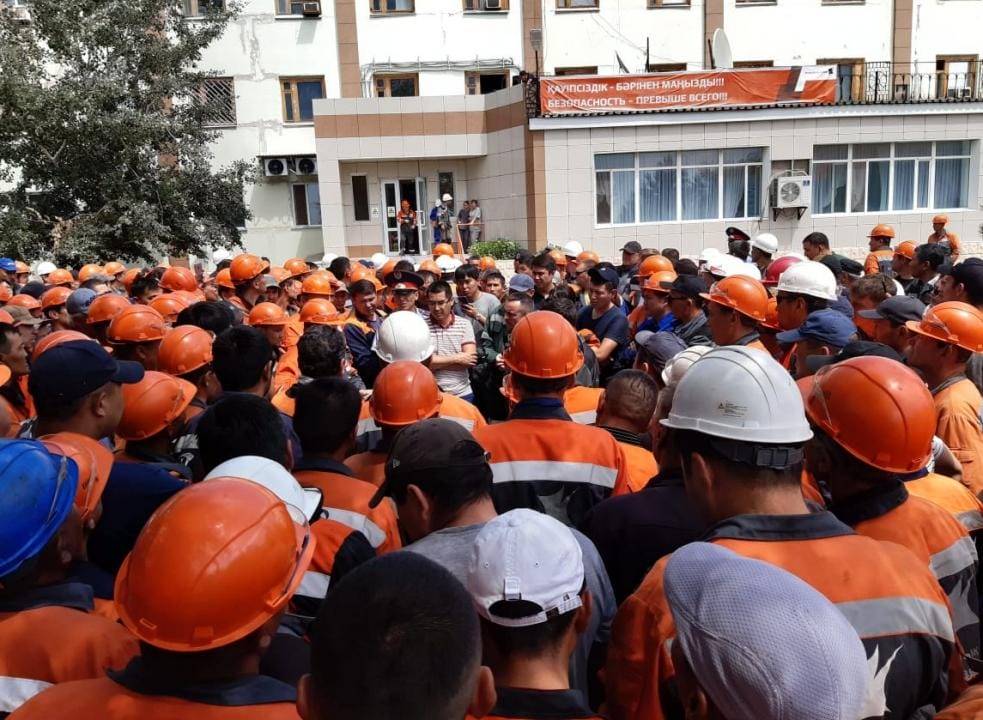 Около 300 горняков АО «Шубарколь комир» вышли на забастовку в Карагандинской области