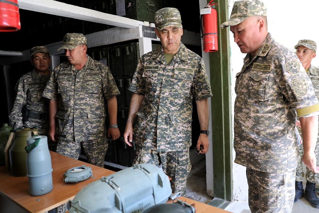 Министр обороны Казахстана прибыл в Арысь