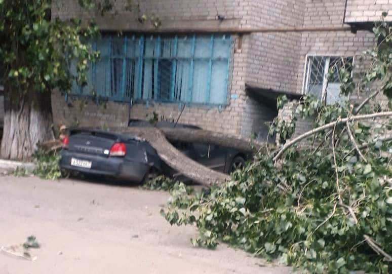 Ураган в Западно-Казахстанской области снес крыши зданий госучреждений