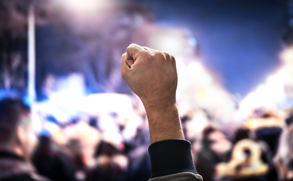 Конфликт с китайскими рабочими закончился массовыми беспорядками