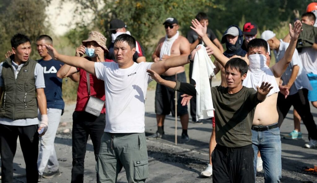 Сторонники Атамбаева отказались от бессрочного митинга