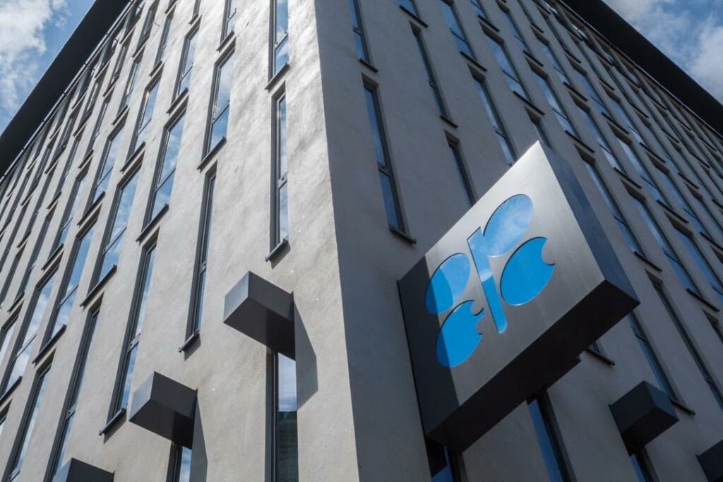 ОПЕК ожидает профицит на рынке нефти в 2020 году