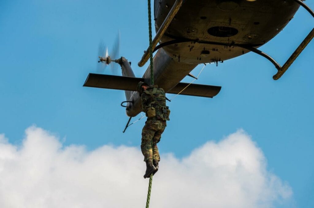 Спасатели ждут улучшения погоды для поисков пропавших альпинистов