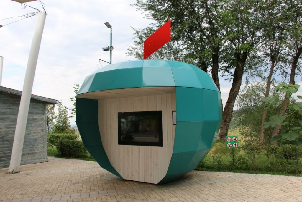 В Алматы появился арт-объект, показывающий архивные киноленты «Казахфильма»