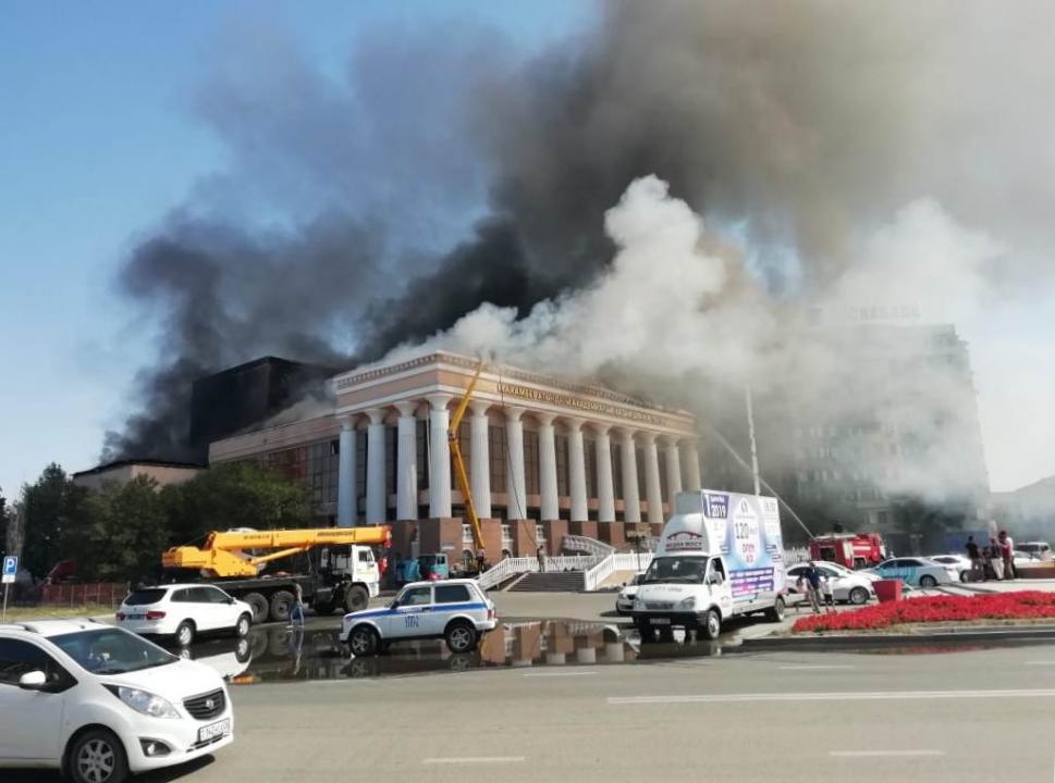 В Атырау горит драмтеатр