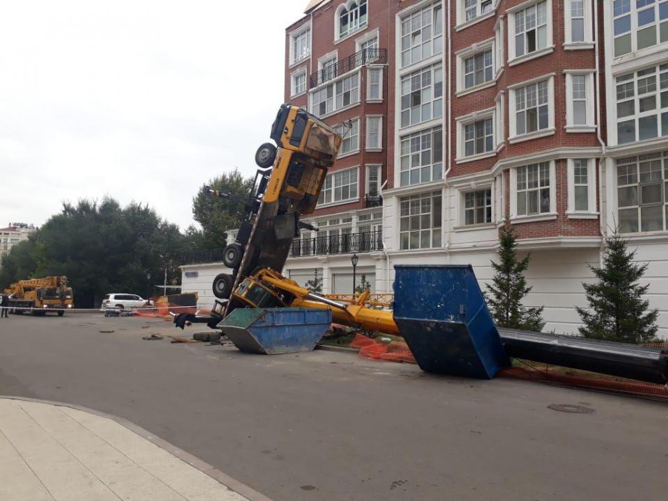 В Нур-Султане опрокинулся автокран