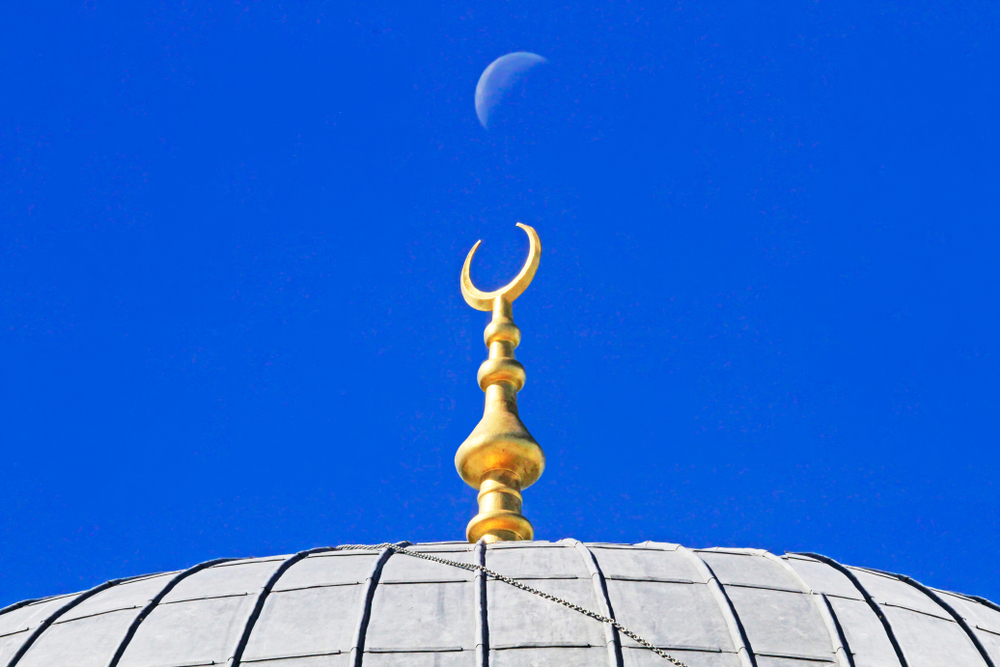 В Кыргызстане арестовали имущество мечети Атамбаева