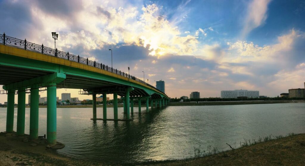 Мост через Урал в Атырау. Фото: Shutterstock.com