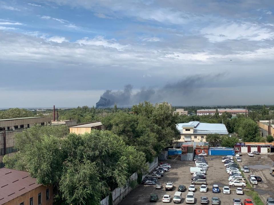 В Алматы загорелся склад на барахолке