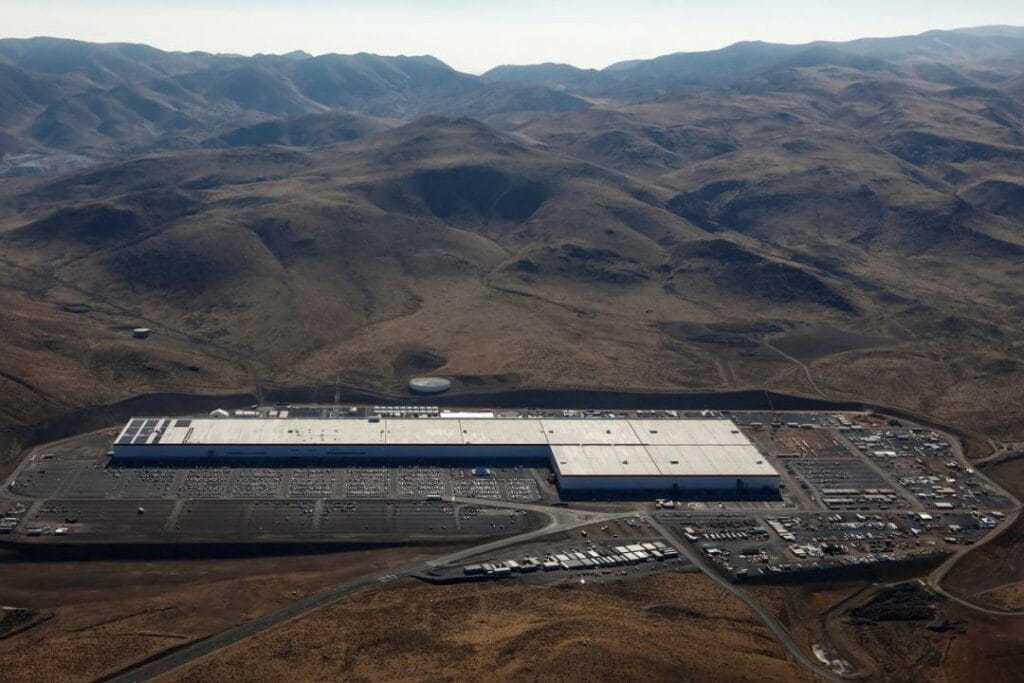 Tesla и Panasonic выясняют отношения