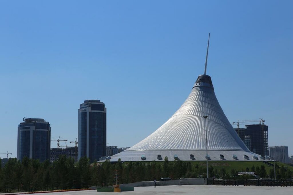 В крупном торговом центре Нур-Султана произошел пожар