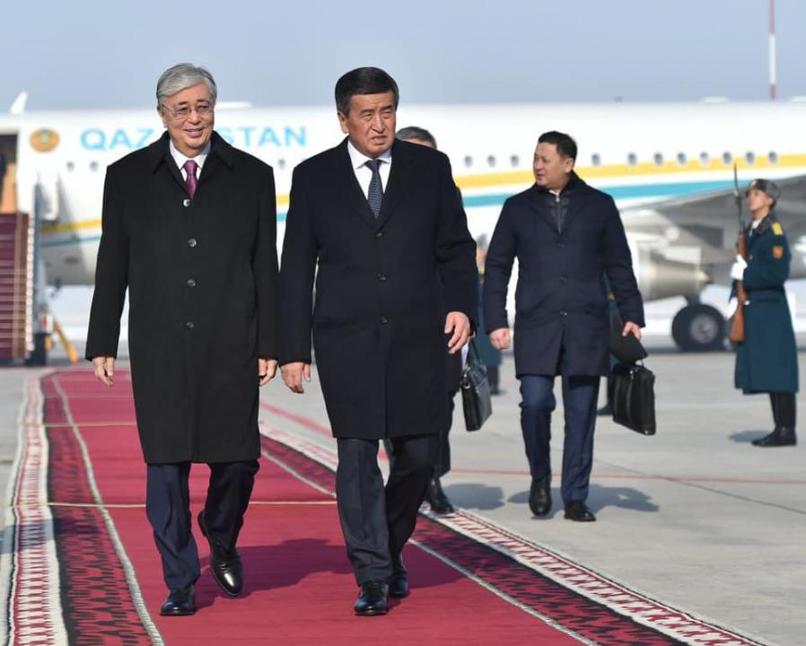 Токаев встретился с Жээнбековым в аэропорту Бишкека