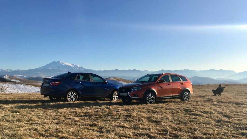 Lada Vesta c «автоматом» и видом на Эльбрус