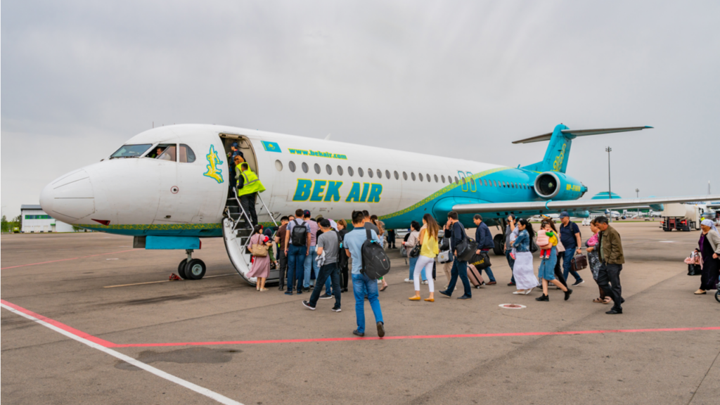 Деятельность авиакомпании Bek Air приостановили после крушения самолета