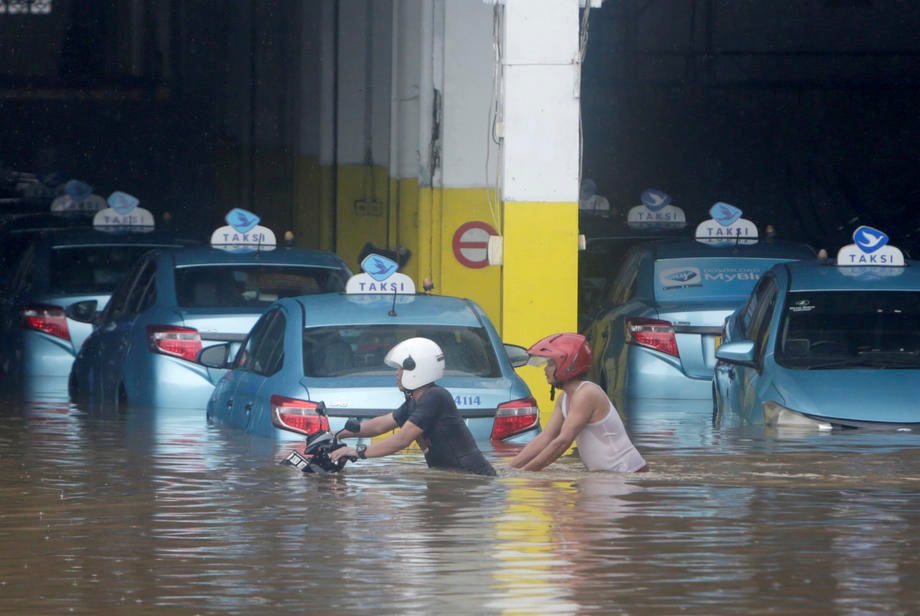 При наводнении в Индонезии погибли свыше 20 человек