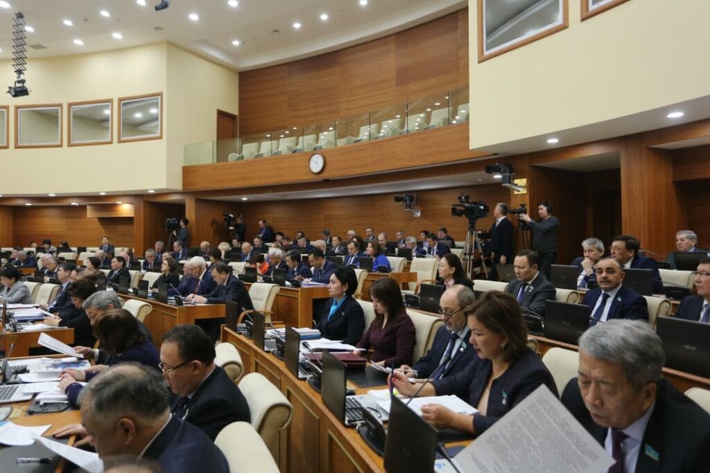 Казахстанские депутаты сомневаются в возможности досрочных парламентских выборов