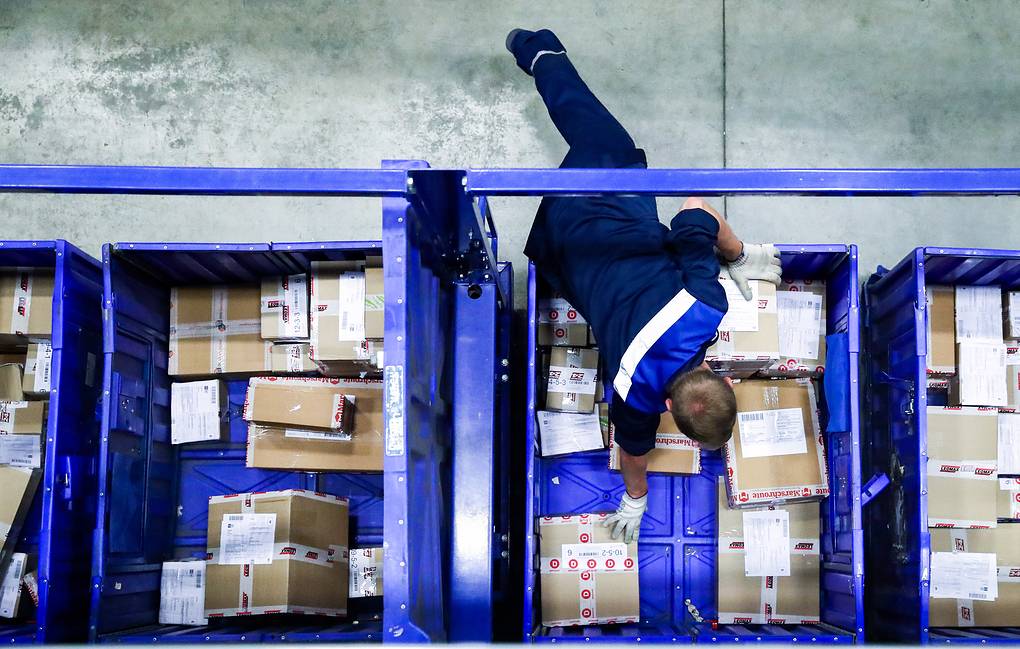 Медики рассказали про возможность заражения коронавирусом через пищу и посылки