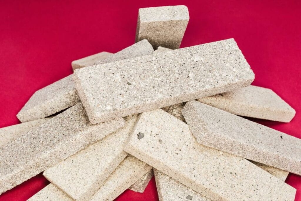 Выращивать кирпичи и не только: как уменьшить углеродный след бетона