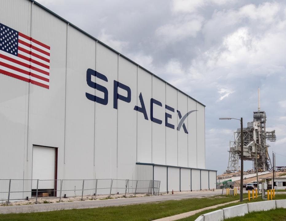 SpaceX планирует отправить туристов в космос