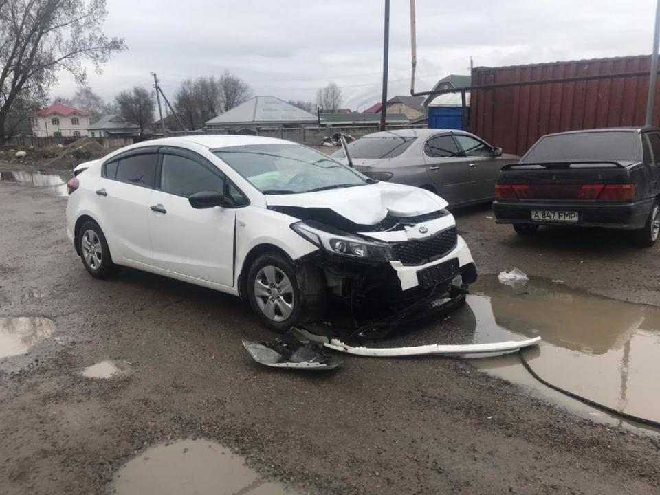 Сельчанин на своем авто протаранил блокпост в Алматы