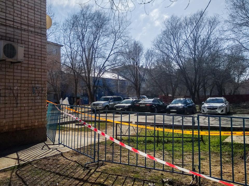 Дом в Уральске, где проживала заболевшая COVID-19 девушка. 30.03.2020