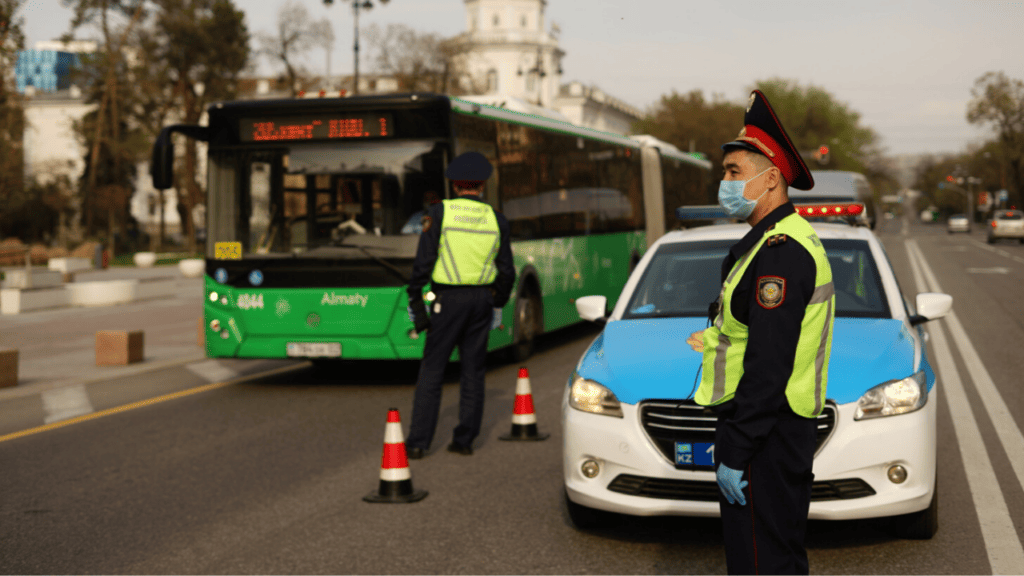 Число зараженных коронавирусом в Казахстане почти достигло 900