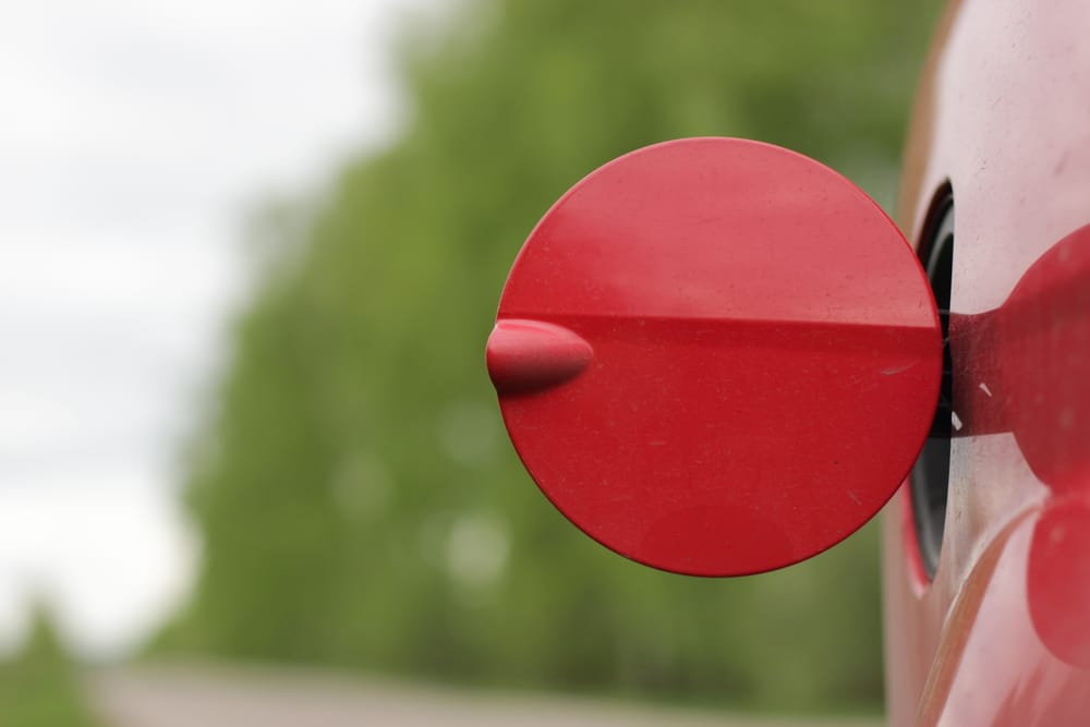 Цены на бензин снизились в России