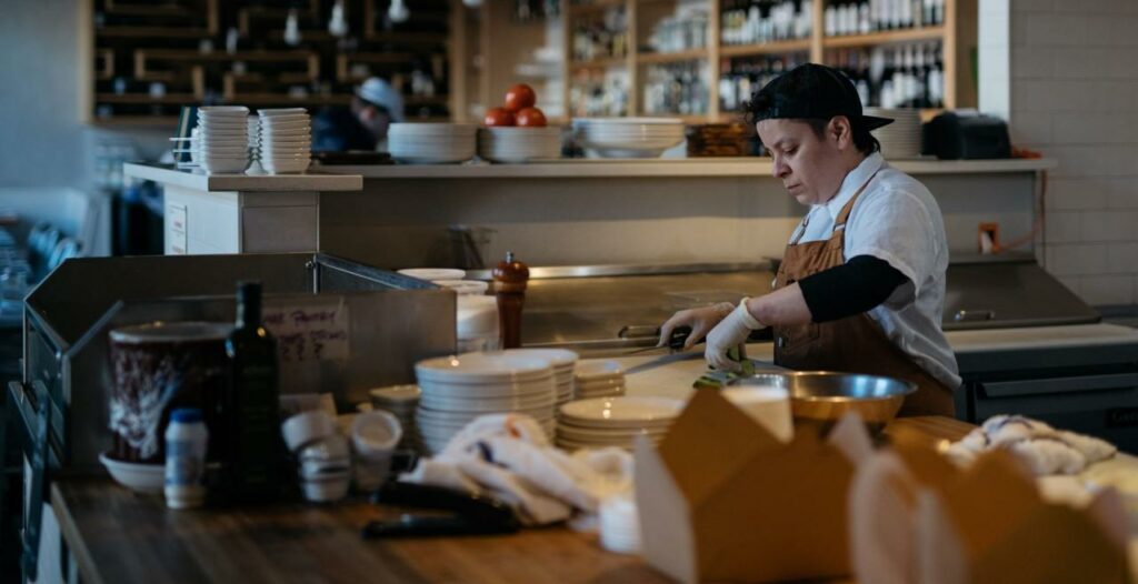 Че Янезич работает поваром в греческом ресторане в Сиэтле. Фото: Grant Hindsley / The Wall Street Journal