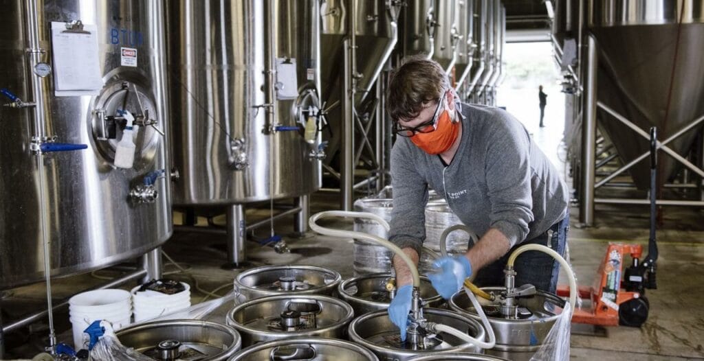 В пивной индустрии бьют тревогу: миллионы литров пива скоро испортятся