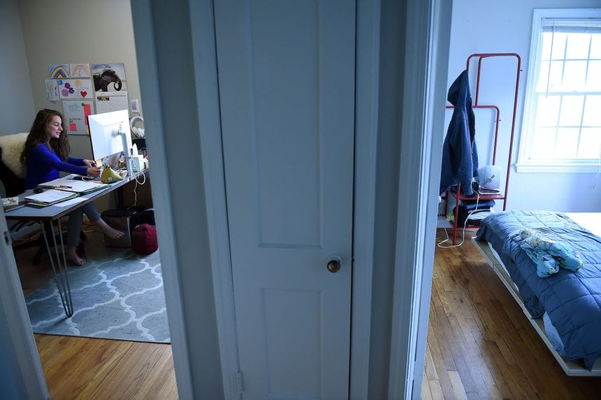 Из-за коронавируса дом превратился в пристанище, где мы работаем, учимся, отдыхаем и тренируемся. Фото: Olivier Douliery / Agence France-Presse / Getty Images