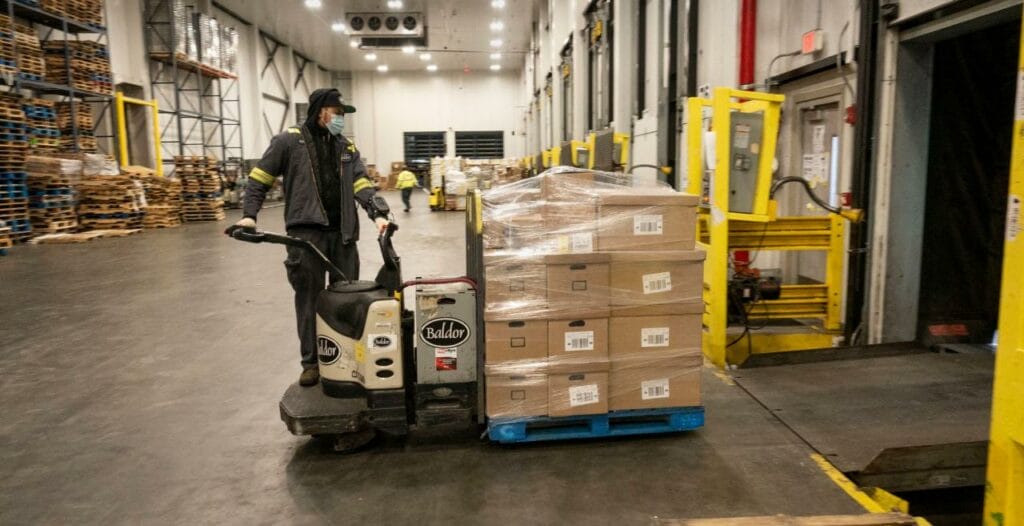 Сыр с грузовика: как фермеры пытаются сохранить продукцию и хотя бы часть продаж