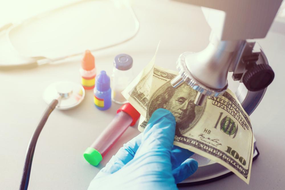 Жительница Актау расплатилась фальшивыми долларами и была задержана