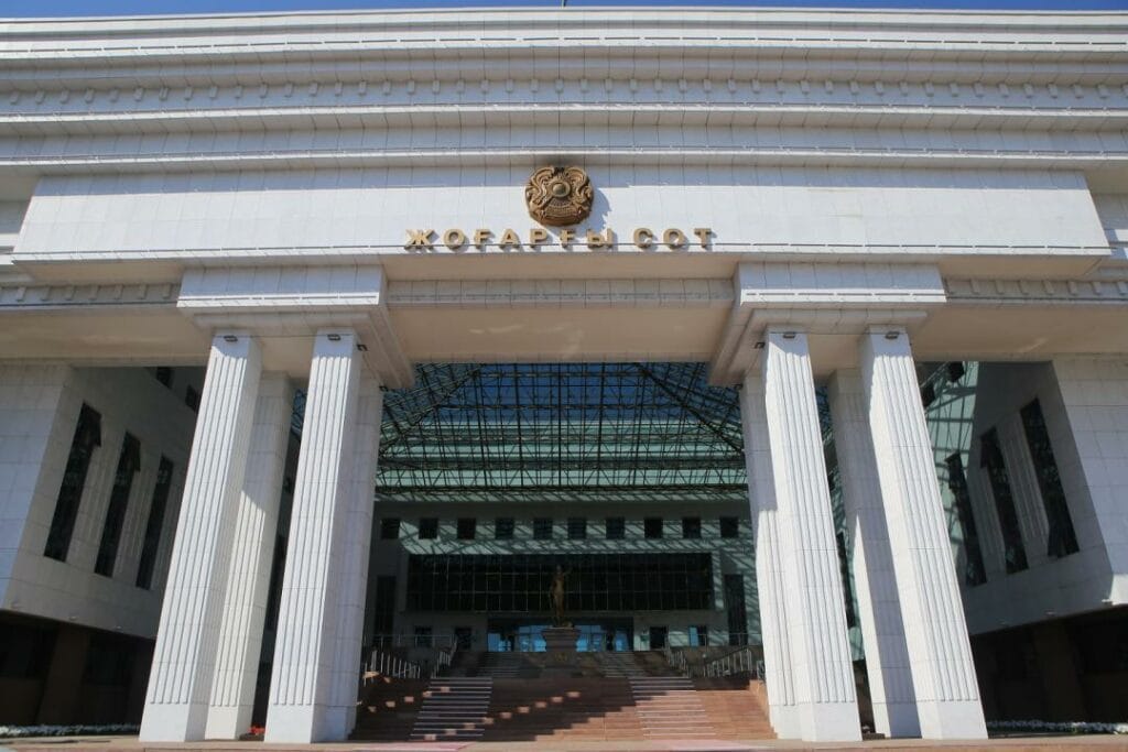 Сенат освободил от должностей судей Верховного суда