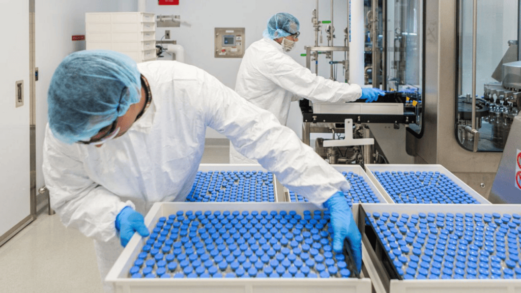 Лаборанты на предприятии Gilead Sciences в Ла-Верн (Калифорния) загружают флаконы с ремдесивиром, 18 марта. 
Фото: Gilead Sciences/Reuters