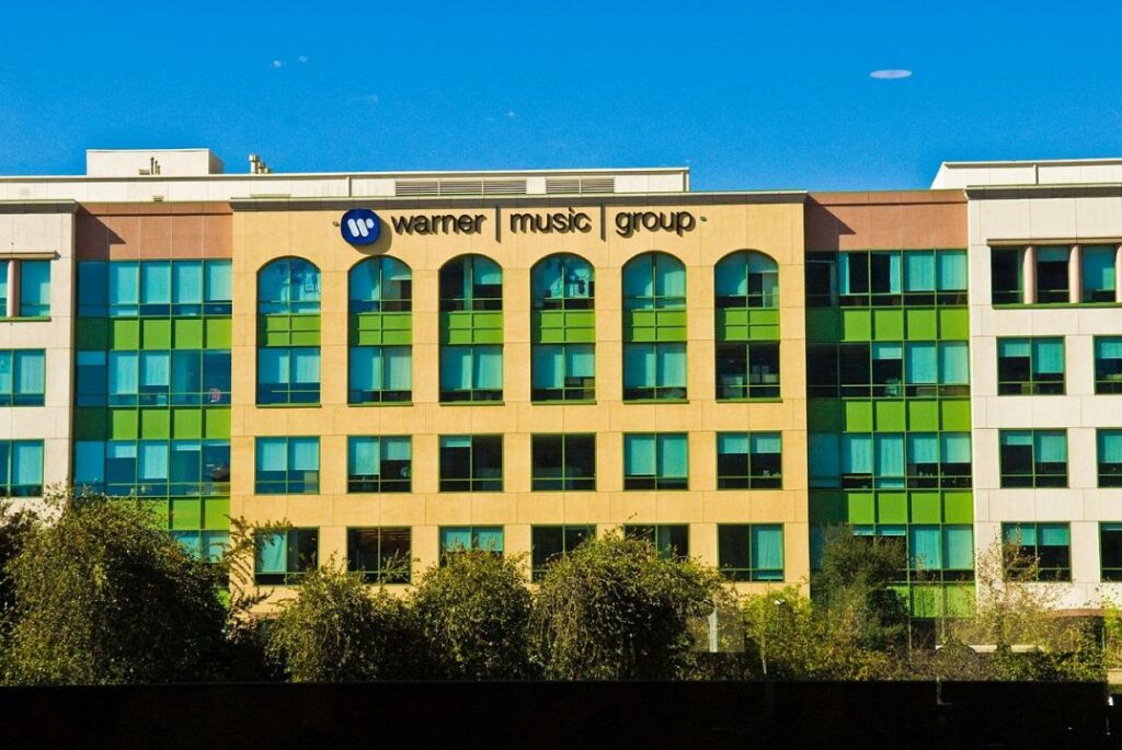 Warner Music Group 2 июня выходит на IPO