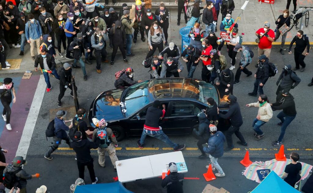 В Сиэтле вооруженный мужчина въехал в толпу на машине