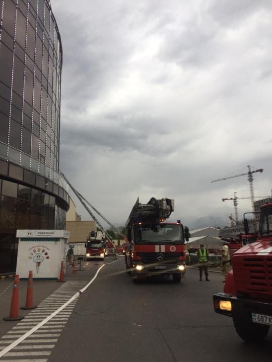 Названа причина дыма возле ТРЦ АДК