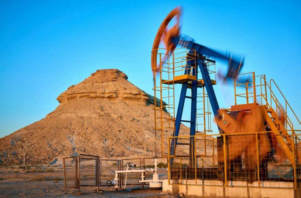 Сокращение добычи помогло повысить цены на нефть