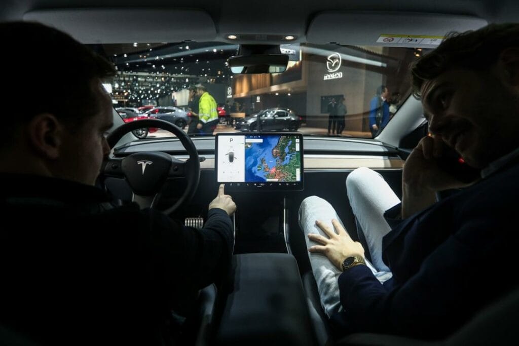 Илон Маск полностью заменит программный код автопилота Tesla